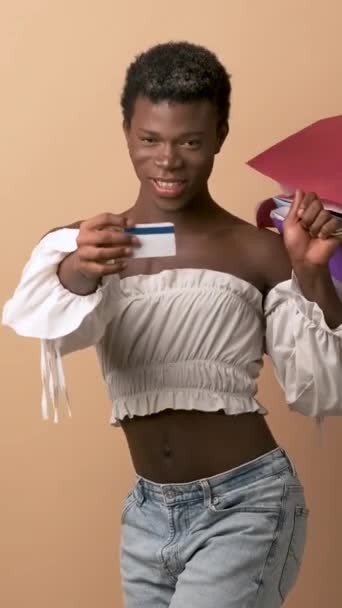 Film Studio Szczęśliwej Transseksualistki Pokazujący Kartę Kredytową Trzymającą Torby Zakupy — Wideo stockowe
