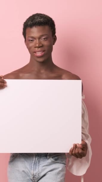 Persona Transgénero Africana Sonriendo Mientras Sostiene Cartel Blanco Blanco Sobre — Vídeo de stock