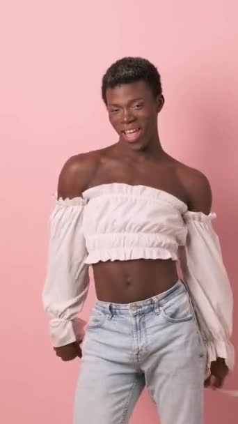 Video Studio Transgender Avslappnad Afrikansk Person Som Dansar Medan Tittar — Stockvideo