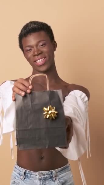 아프리카 트랜스젠더 사람을 배경을 누군가에게 선물을주는 — 비디오