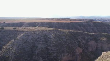 Güneşli bir günde kuru bir arazinin insansız hava aracı görüntüsü. Granada, İspanya 'da Gorafe Çölü
