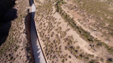 Kurak bir arazinin ortasındaki kırsal bir yolun hava aracı görüntüsü. Granada, İspanya 'da Gorafe Çölü