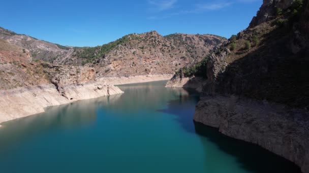 Luftbild Einer Dürre Die Sich Einem Reservoir Mit Sehr Wenig — Stockvideo