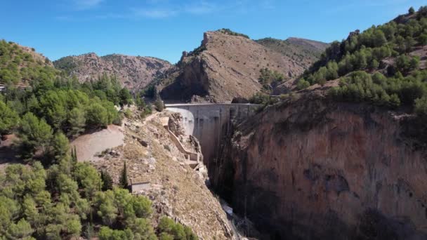 Kuru Dağların Ortasındaki Görkemli Bir Barajın Havadan Çekilmiş Videosu — Stok video