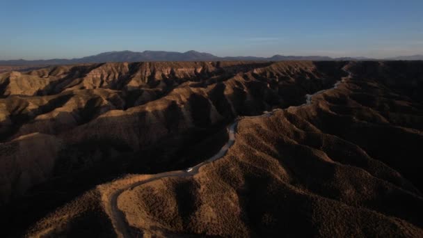 空中无人机视频从停在一座小山中央公路上的一辆面包车里放大出来 西班牙格拉纳达的戈拉菲沙漠 — 图库视频影像