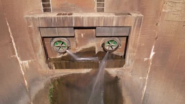 Drone Video Las Puertas Una Presa Con Agua Que Fluye — Vídeos de Stock