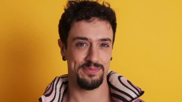 Primer Plano Vídeo Homosexual Caucásico Hombre Maquillaje Posando Mientras Sonríe — Vídeos de Stock