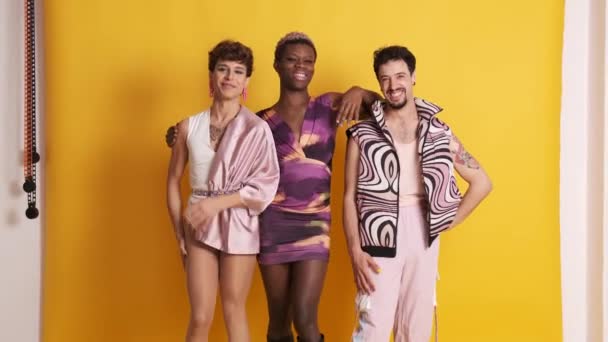 Wideo Trzema Wielonarodowymi Trans Mężczyznami Pozującymi Podczas Uśmiechu Kamery Studiu — Wideo stockowe