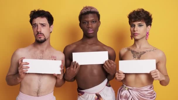白いパネルで胸を覆う3人の深刻なトランスジェンダーの人々のビデオを閉じる — ストック動画