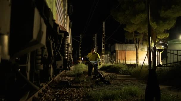 Kadın Sürücünün Elinde Fenerle Yük Vagonunda Yürürken Gece Vakti Yanan — Stok video