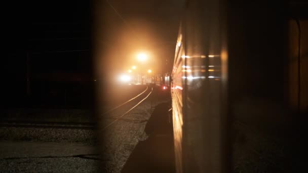 Просмотр Товарного Поезда Режиме Реального Времени Медленно Движущимися Отражающими Грабли — стоковое видео