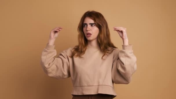 Imitiert Junge Blonde Frau Die Wegschaut Während Sie Mit Erhobenen — Stockvideo
