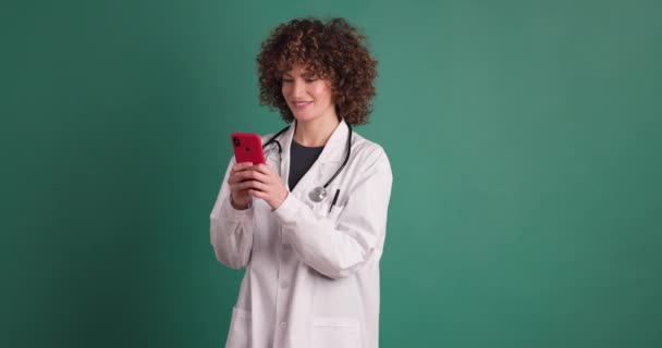 Captura Estática Tiempo Real Joven Doctora Pelo Rizado Mirando Pantalla — Vídeos de Stock