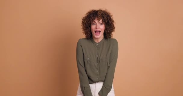 Makyajlı Kıvırcık Saçlı Ağzı Açık Elleri Katlı Bej Arka Planda — Stok video