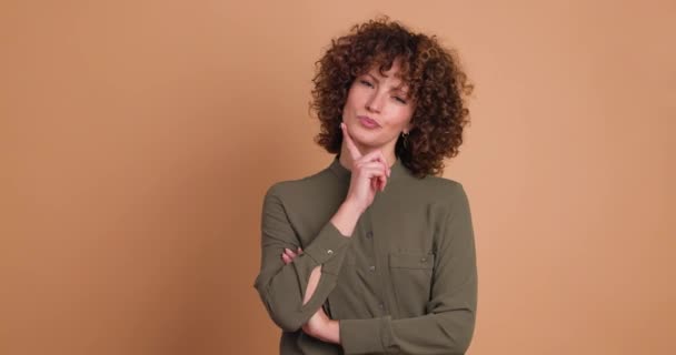 Düşünceli Genç Kıvırcık Saçlı Makyajlı Sıradan Bir Kadının Çapraz Elle — Stok video