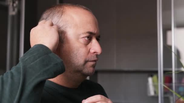 Nagranie Skoncentrowanego Dojrzałego Białego Mężczyzny Wkładającego Aparaty Słuchowe Uszu Łazience — Wideo stockowe