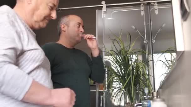 Βίντεο Ενός Γκέι Ώριμου Ζευγαριού Που Καθαρίζει Δόντια Και Πρόσωπο — Αρχείο Βίντεο