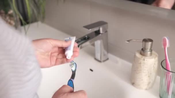 Video Uomo Irriconoscibile Che Applica Dentifricio Uno Spazzolino Denti Casa — Video Stock