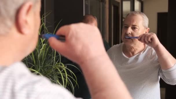 Βίντεο Ενός Ώριμου Ομοφυλόφιλου Ζευγαριού Στο Μπάνιο Καθαρίζει Δόντια Του — Αρχείο Βίντεο
