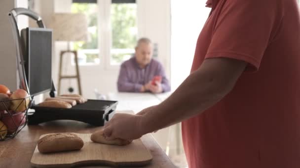 Βίντεο Σχετικά Την Εστίαση Έναν Ώριμο Άνδρα Προετοιμασία Πρωινό Ενώ — Αρχείο Βίντεο