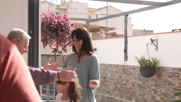 自宅で同性愛者の祖父母を訪問するために到着する娘と孫のビデオ — ストック動画
