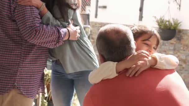 娘と孫のスローモーション 彼らのゲイの祖父母との感情的な出会い — ストック動画