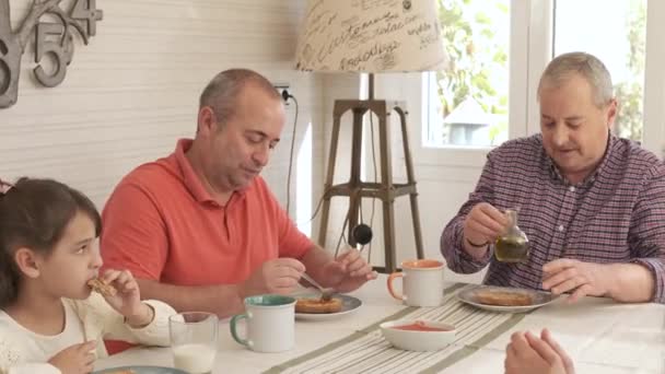 Normal Olmayan Mutlu Bir Ailenin Geleneksel Kahvaltısını Yaptığı Kırsal Huzurlu — Stok video