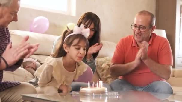 誕生日を祝う幸せな非正常なホメオパールの家族のビデオ — ストック動画