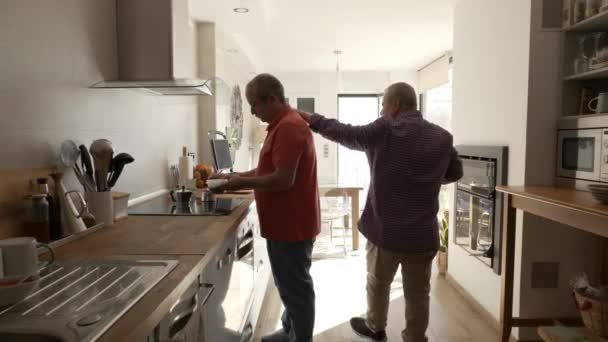 Eşcinsel Çifti Evde Kahvaltı Hazırlarken Bir Adamın Kahve Hazırlama Videosu — Stok video