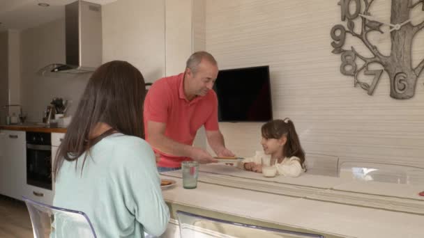 Video Una Familia Normativa Desayunando Juntos Casa Los Abuelos — Vídeo de stock