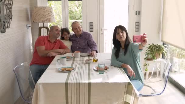 Wideo Szczęśliwej Nienormatywnej Rodziny Robiącej Sobie Selfie Podczas Śniadania Domu — Wideo stockowe