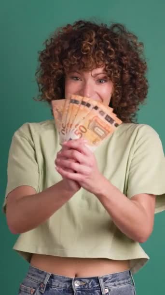 Podekscytowana Młoda Kobieta Kręconymi Krótkimi Włosami Pokazująca Banknotów Euro Wygranej — Wideo stockowe