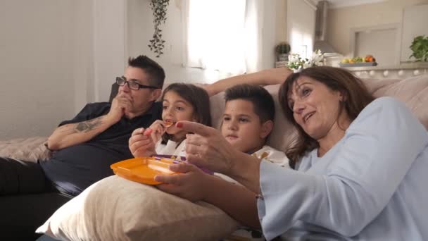 Video Rallentatore Una Felice Famiglia Non Normativa Seduta Insieme Sul — Video Stock