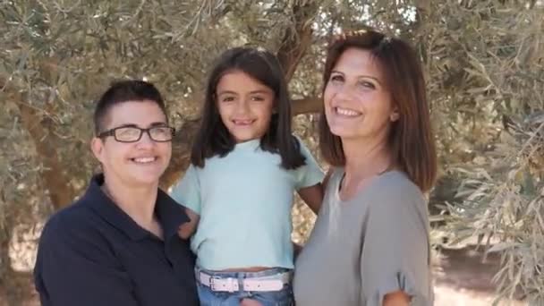 Vídeo Cámara Lenta Una Pareja Lesbiana Con Hija Mirando Cámara — Vídeos de Stock