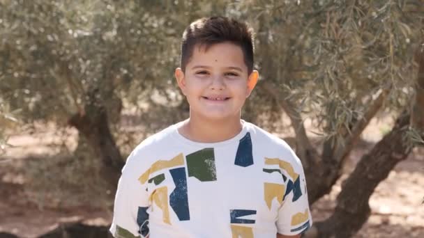 Zpomalené Video Mladého Chlapce Který Usmívá Kamery Uprostřed Pole — Stock video