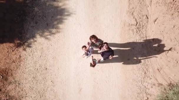 Vídeo Drone Levantando Como Uma Família Acena Para Câmera Meio — Vídeo de Stock