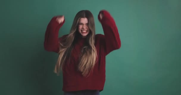 Belleza Mujer Joven Saltando Levantando Puños Celebrando Estudio Con Fondo — Vídeos de Stock