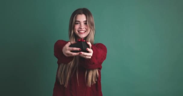 Schöne Junge Frau Schenkt Der Kamera Studio Mit Grünem Hintergrund — Stockvideo