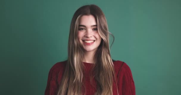 Stüdyoda Yeşil Arka Planda Kameraya Gülümseyen Güzel Bir Genç Kadın — Stok video