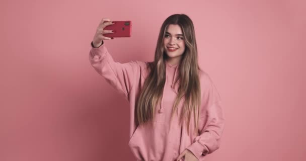 Красота Молодая Женщина Делает Селфи Мобильного Телефона Студии Розовым Фоном — стоковое видео