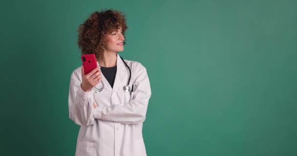 Realtid Statisk Bild Att Njuta Unga Lockigt Hår Kvinnlig Läkare — Stockvideo