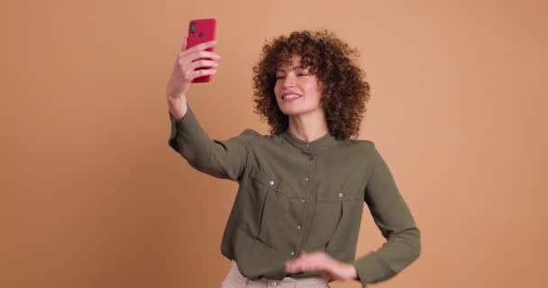 Mujer Joven Sonriente Ropa Rosa Con Pelo Rizado Haciendo Pucheros — Vídeos de Stock