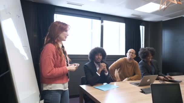 Genç Kadını Yaratıcı Ofisteki Konferans Odasında Çok Irklı Meslektaşlarına Beyaz — Stok video