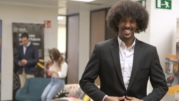 Szczęśliwy Młody Afroamerykanin Kreatywny Biznesmen Afro Fryzura Stojący Kciukami Górze — Wideo stockowe
