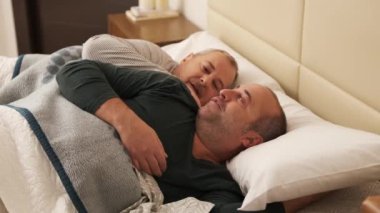 Homoseksüel, olgun bir çiftin evde yatakta uyanırken konuştuğu bir video.