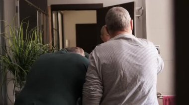 Tanımlanamayan bir homoseksüel çiftin evdeki tuvalette yüz ve diş temizleme videosu.