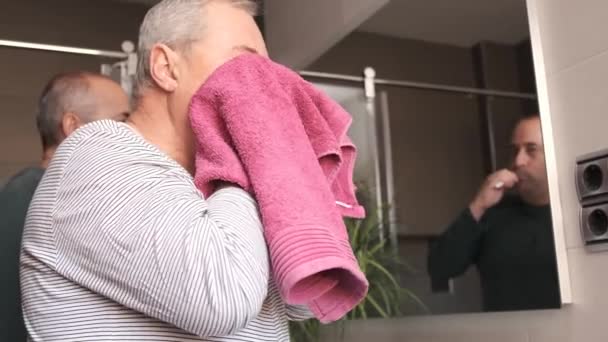 一对同性恋夫妇醒来后在浴室刷牙刷脸的慢镜头 — 图库视频影像