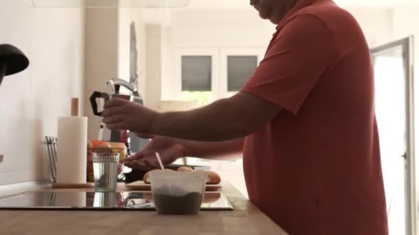 Nagranie Nierozpoznawalnego Dojrzałego Mężczyzny Robiącego Rano Kawę Domu — Wideo stockowe