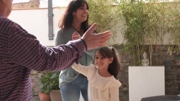 彼女のゲイの祖父母の家に到着する娘と幸せな女性のビデオ — ストック動画