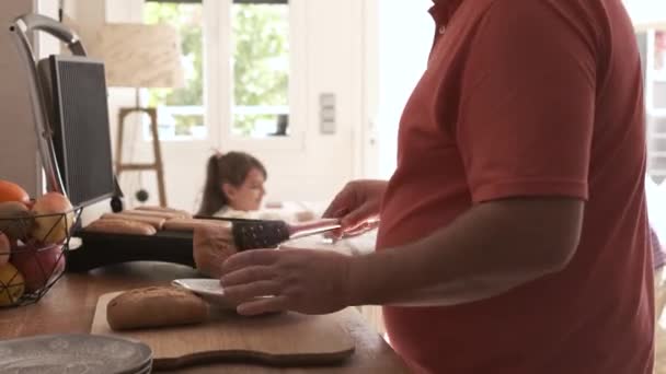 Video Med Fokus Oigenkännlig Man Värma Upp Bröd Köket Medan — Stockvideo
